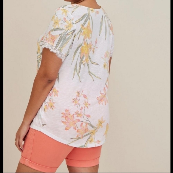 Torrid v neck tee classic fit 2X Feather Soft Slub Lace Trim Floral size 2 - Picture 3 of 10